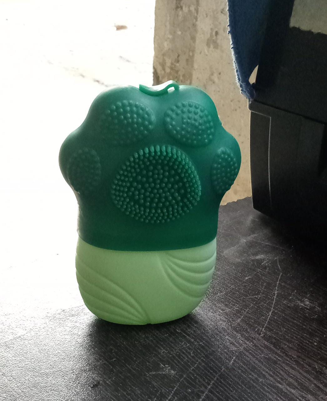 Non Slip Silicone Face Ice Cubes Easy Grip New Unique Shape ice Roller Base Reusable for Beauty ( 1 pc )