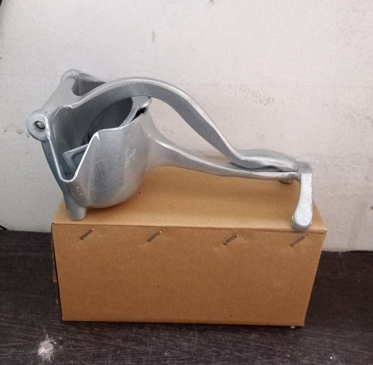 MANUAL ALUMINIUM METAL FRUIT PRESS JUICER ( BROWN BOX )