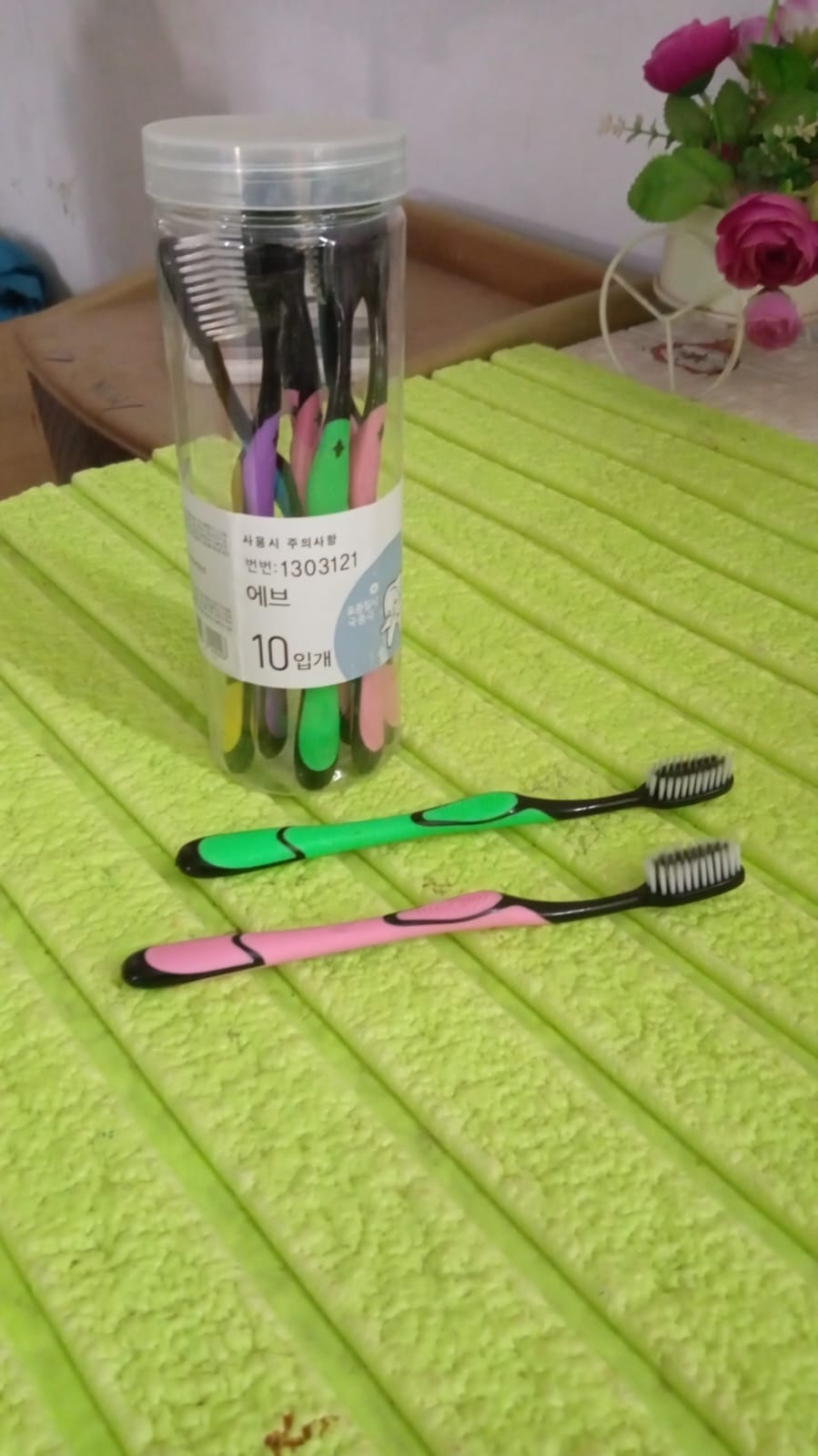 Soft Toothbrush With Plastic Round Box for Men and Women, Kids, Adults Plastic Toothbrush (10 pcs Set / Mix Color)